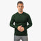Mann trägt Merino Langarm Shirt Herren 150 g/m2 in Dunkelgrün, passend für Outdoor-Aktivitäten, kombiniert mit grauen Jeans vor einem neutralen Hintergrund.