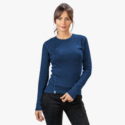 Frau in Merino Langarm Shirt Damen 230 g/m2, ideal für Outdoor-Aktivitäten, temperaturregulierend, geruchsneutral, aus 100% Merinowolle.
