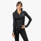 Frau trägt Merino Langarmshirt mit Zip Damen 230g/m², schwarzen Viertelreißverschluss, Stehkragen und Daumenlöchern. Ideal für Outdoor-Aktivitäten und vielseitigen Komfort.