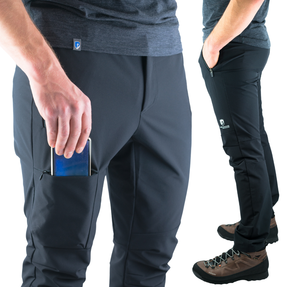 Softshell Wanderhose Herren mit Zipper-Tasche für Smartphone, sportlicher Schnitt, getragen mit braunen Wanderschuhen, ideal für Trekking und Outdoor-Abenteuer.
