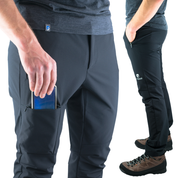 Softshell Wanderhose Herren mit Zipper-Tasche für Smartphone, sportlicher Schnitt, getragen mit braunen Wanderschuhen, ideal für Trekking und Outdoor-Abenteuer.