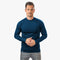 Mann trägt Merino Langarm Shirt Herren 150 g/m2, betont Komfort und Funktionalität, ideal für Outdoor-Aktivitäten und Alltag.
