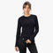 Frau in Alpin Loacker Merino Langarmshirt für Damen aus 100% Merinowolle, ideal für Outdoor-Aktivitäten, steht vor hellem Hintergrund.