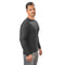 Mann trägt Merino Langarmshirt Herren 230 g/m2 aus 100% Merinowolle, ideal für Outdoor-Aktivitäten, zeigt locker geschnittene Passform und Atmungsaktivität.