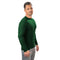 Mann trägt das Merino Langarmshirt Herren 230 g/m2 aus 100% Merinowolle, ideal für Outdoor-Aktivitäten, mit optimaler Temperaturregulierung und Komfort, steht seitlich vor weißem Hintergrund.